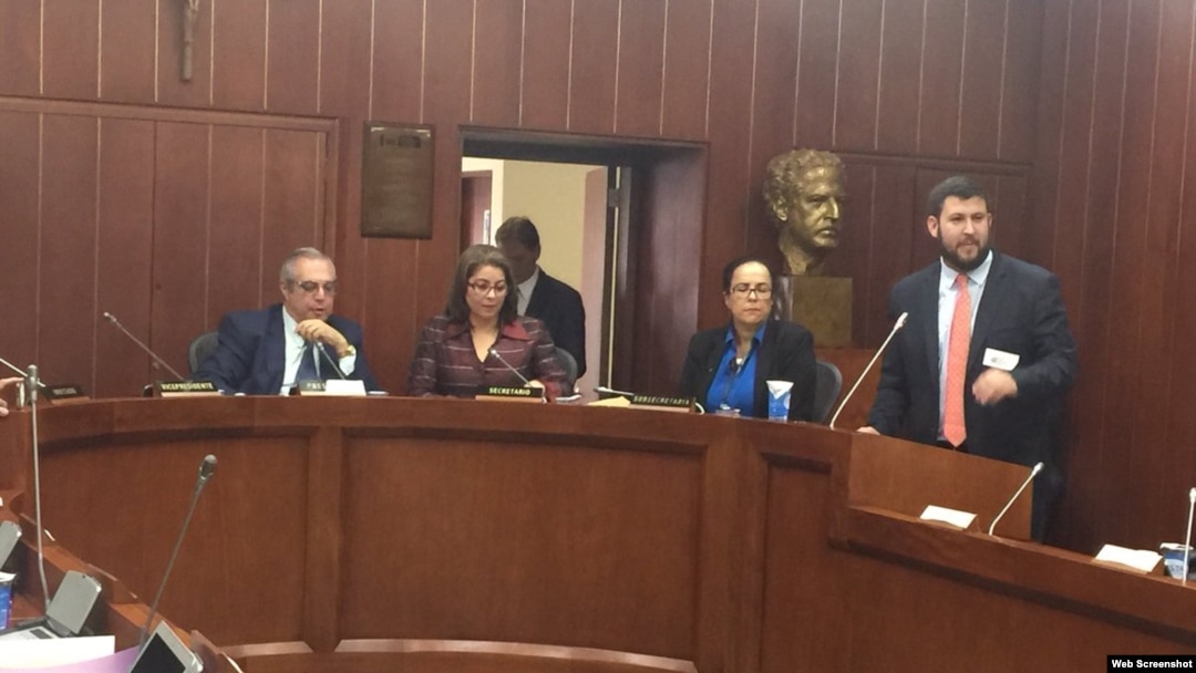 Smolanzky úultimo derecha) habla ante el senado de en Colombia.
