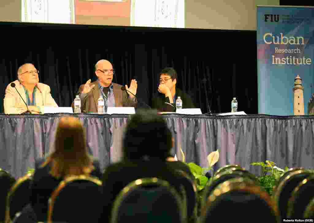 En la imagen, de izquierda a derecha, Alan West Durán (Northeastern University); César Salgado (Texas University), y Mabel Cuesta (Houston University).
