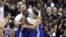 Jugadores de los Warriors celebran su victoria ante los Cavaliers en el sexto partido de las finales de la NBA.