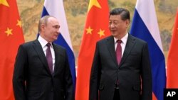 Los gobernantes de Rusia, Vladimir Putin, y de China, Xi Jinping, el 4 de febrero de 2022 en Beijing. (Alexei Druzhinin, Sputnik, Kremlin Pool Photo via AP, File)