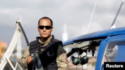 Expolicía venezolano Oscar Pérez junto a un helicoptero del CICPC en Caracas.(REUTERS)