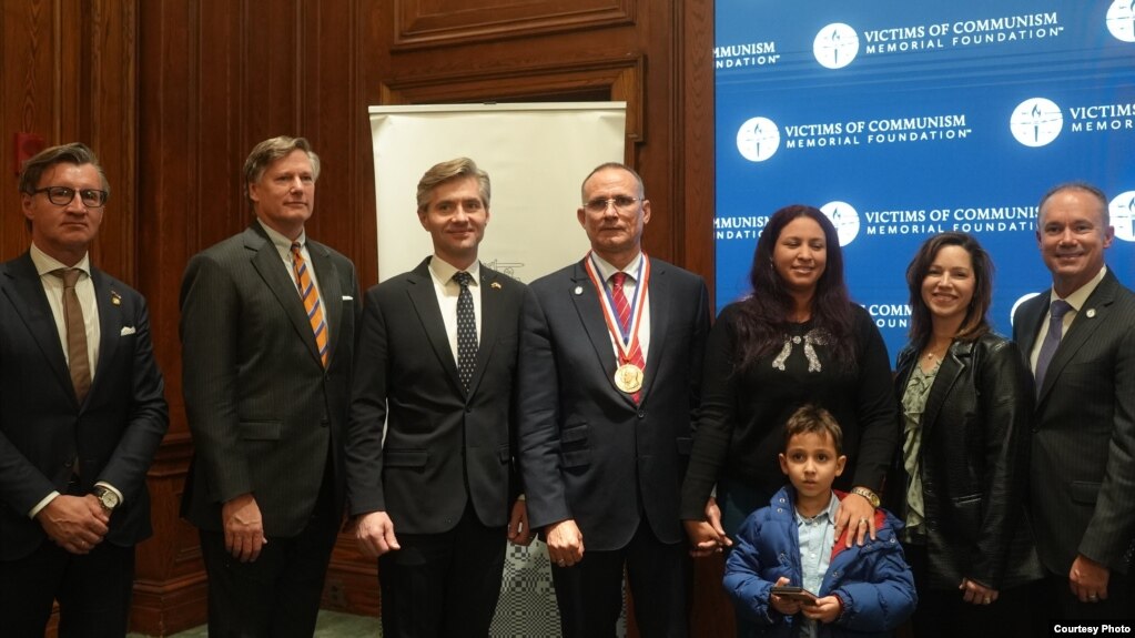 José Daniel Ferrer recibe la Medalla Truman-Reagan de la Libertad de la VOC por su incansable lucha por la libertad de todos los cubanos.