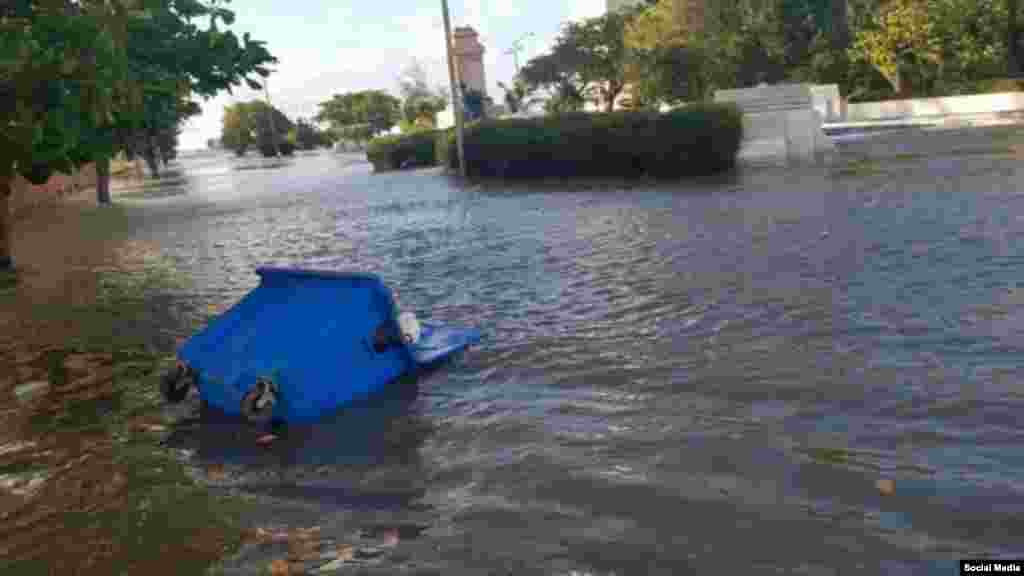 Las zonas costeras de La Habana sufrieron fuertes penetraciones del mar asociadas a una fuerte baja extratropical (A.Cruz FB).