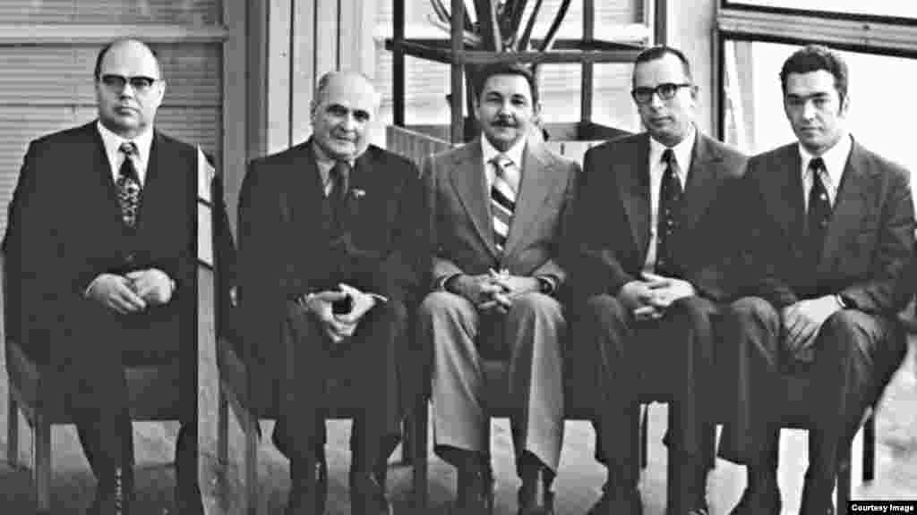 Raúl Castro con asesores y militares soviéticos (1977).