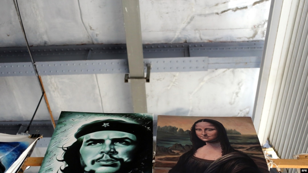 - Pinturas con la imagen del Che Guevara se venden en un mercado de artesanías, en La Habana (Cuba)