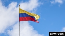Una bandera colombiana ondea en el Capitolio Nacional, sede del Congreso de la República de Colombia.