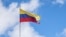 Una bandera colombiana ondea en el Capitolio Nacional, sede del Congreso de la República de Colombia.