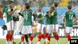México celebra su victoria sobre Camerún en el Mundial de Brasil 2014.