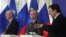 El presidente ruso, Vladimir Putin (c), comparece en una rueda de prensa durante la cumbre Rusia-UE.