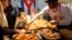 Comida cubana en una feria de alimentos en Londres.