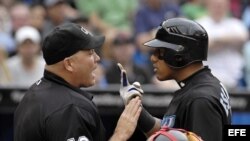 Yunel Escobar conversa con el árbitro Mark Carlson