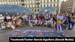 Exiliados cubanos en Madrid se reunieron en la Puerta del Sol este sábado para recordar el 11J y exigir la libertad de los presos políticos.