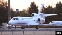 Vista del avión presidencial boliviano Falcon 900 EX en una de las pistas del aeropuerto de Viena (Austria), donde viaja Evo Morales. 