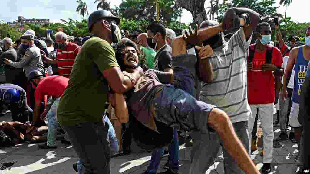 Un hombre es arrestado durante una manifestación contra el gobierno del presidente cubano Miguel Díaz-Canel en La Habana, el 11 de julio de 2021.