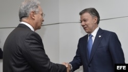 Fotografía cedida por la Presidencia de Colombia del mandatario Juan Manuel Santos (d), saludando al expresidente de Colombia Álvaro Uribe Vélez (i) hoy, miércoles 5 de octubre de 2016, en Bogotá (Colombia). Santos se reúne con el exmandatario Uribe para 