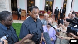 El reverendo estadounidense Jesse Jackson (c) habla con la prensa hoy, viernes 28 de septiembre del 2013, en La Habana, Cuba