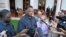 El reverendo estadounidense Jesse Jackson (c) habla con la prensa hoy, viernes 28 de septiembre del 2013, en La Habana, Cuba