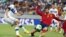El jugador italiano Claudio Marchisio (i) patea el balón ante la marca del español Gerard Piqué (d) hoy, jueves 27 de junio de 2013, durante un partido entre España e Italia por la semifinal de la Copa Confederaciones.  