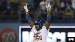 Yasiel Puig arriba a 2B.