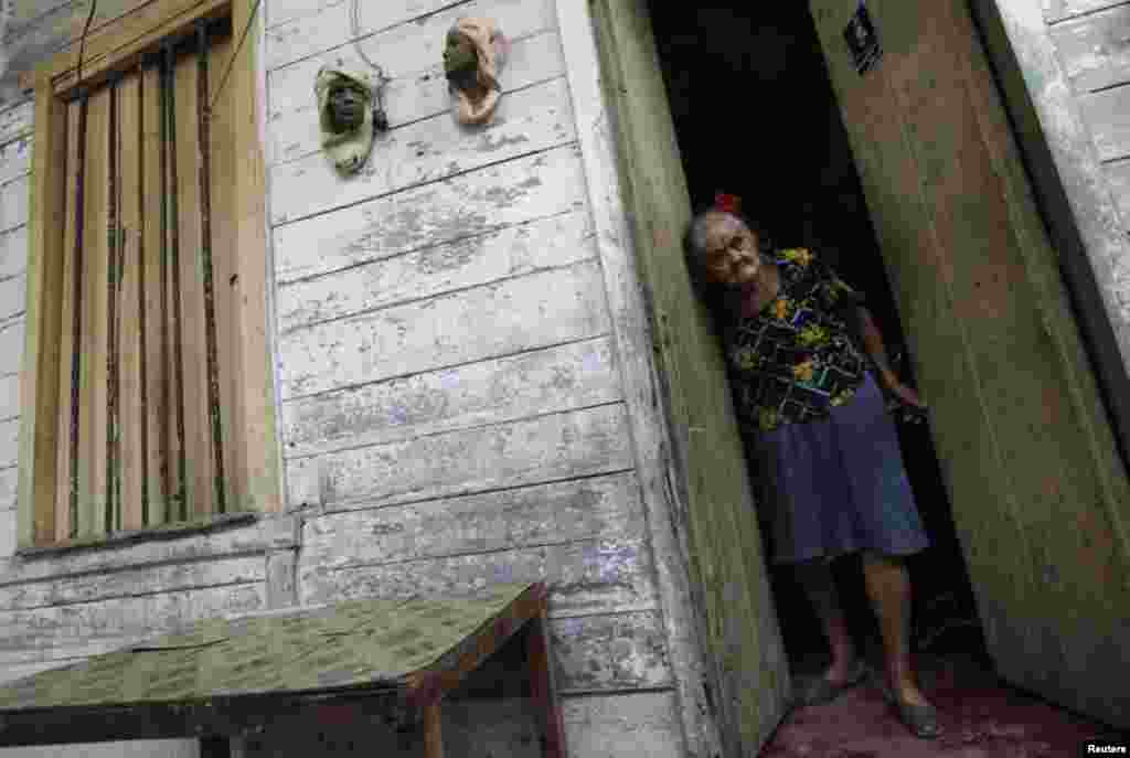 Emilia Rodríguez tiene 78 años y ha limpiado edificios públicos por más de tres décadas.