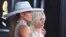 Jennifer Lopez y Lady Gaga en la 61 Ceremonia de los Grammy, en febrero de 2019, en Los Angeles. VALERIE MACON / AFP