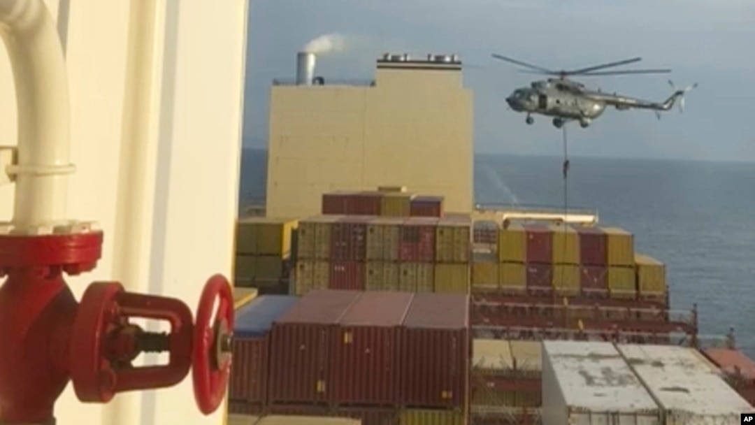 En esta imagen tomada de un video proporcionado a The Associated Press por un funcionario de defensa de Oriente Medio, se muestra un helicóptero durante un asalto a un buque en el estrecho de Ormuz, el 13 de abril de 2024. (AP Foto)