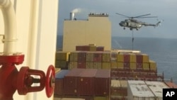 En esta imagen tomada de un video proporcionado a The Associated Press por un funcionario de defensa de Oriente Medio, se muestra un helicóptero durante un asalto a un buque en el estrecho de Ormuz, el 13 de abril de 2024. (AP Foto)