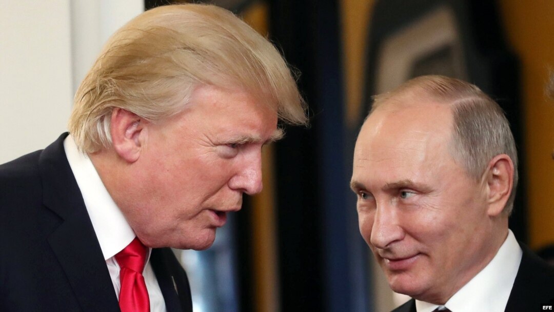 Donald J. Trump y Vladimir Putin conversan en la Cumbre de la APEC en Vietnam. (Archivo)