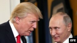 Vladimir Putin y Donald J. Trump conversan en la Cumbre de la APEC en Vietnam. (Archivo)