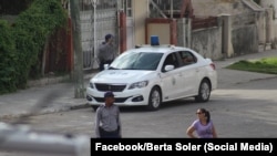Una patrulla de policía vigila la sede de las Damas de Blanco, en Lawton, La Habana, este 8 de septiembre de 2026.