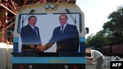 Cuadro de Castro y Putin en una locomotora durante la Feria Internacional de La Habana 