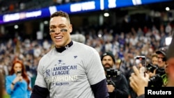 El jardinero de los Yankees de Nueva York Aaron Judge (99) celebra tras vencer a los Guardianes de Cleveland durante el quinto partido de la ALCS de los playoffs de la MLB 2024 en el Progressive Field. 19/10/2024. (Foto Scott Galvin-Imagn Images)