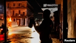 Un cubano toca la cazuela en protesta contra los largos apagones, en La Habana, el 10 de junio. (REUTERS/Norlys Perez)