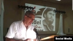 Mario Pérez Márquez hace un discurso en su papel de director de la escuela de instructores de arte de La Habana. 