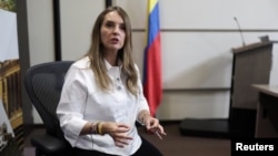 La candidata presidencial del partido Centro Democrático, Paloma Valencia, habla en Bogotá.