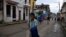 La red nacional colapsó por segunda vez en 24 horas este sábado, para una segunda jornada de apagón total. Una mujer camina por La Habana, Cuba, el 19 de octubre de 2024. REUTERS/Norlys Perez