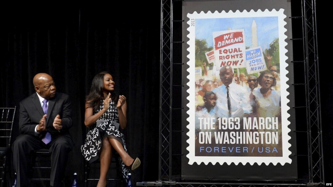  El líder del Movimiento Americano por los Derechos Civiles y representante democrático de Georgia, John Lewis (i) y la actriz estadounidense Gabrielle Union (d) participan en la inauguración de una edición limitada de sellos del Servicio Postal de Estado