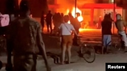 Manifestantes antigubernamentales observan mientras arde una hoguera frente a la sede del Partido Comunista en Morón, Cuba, el 14 de marzo de 2026 y obtenido de las redes sociales. Redes sociales/vía REUTERS