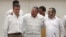 Raúl Castro abraza a Juan Manuel Santos y al líder de las FARC, Rodrigo Londoño, alias "Timochenko", tras la firma del acuerdo.