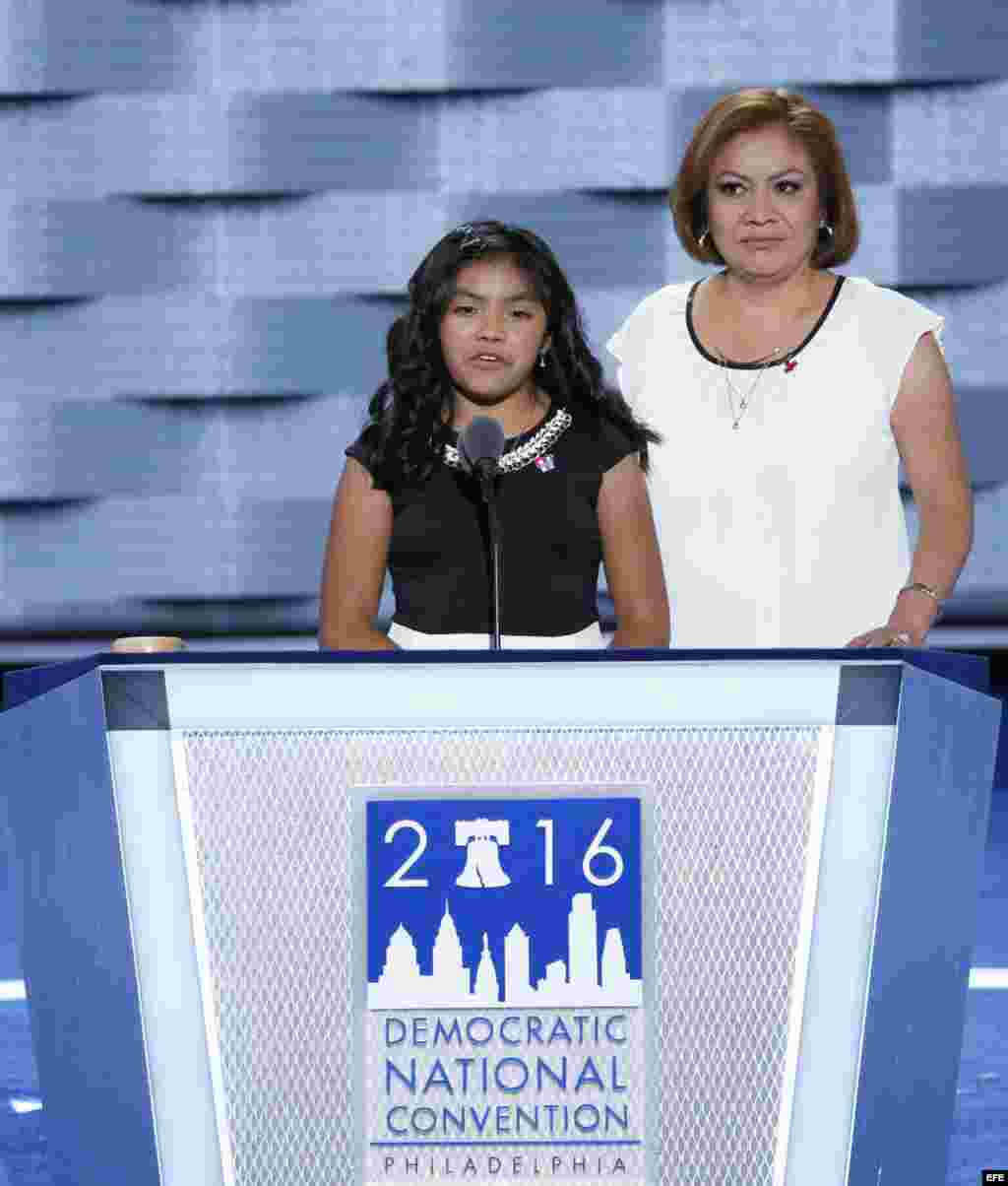 Karla Ortiz (i), ciudadana estadounidense y su madre, Francisca Ortiz (d) quien es indocumentada, hablan durante la primera jornada de la Convención Nacional Demócrata 2016 hoy, 25 de julio de 2016, en el Wells Fargo Center de Filadelfia, Pensilvania. EFE