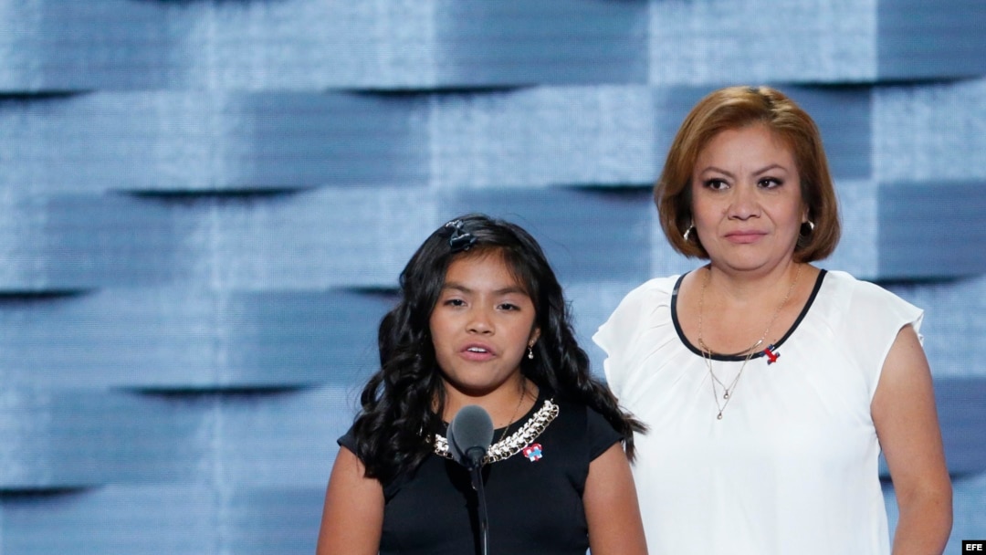 Karla Ortiz (i), ciudadana estadounidense y su madre, Francisca Ortiz (d) quien es indocumentada, hablan durante la primera jornada de la Convención Nacional Demócrata 2016 hoy, 25 de julio de 2016, en el Wells Fargo Center de Filadelfia, Pensilvania. EFE