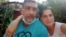 Abascal junto a su hija Sissi, hoy exiliada en los Estados Unidos.