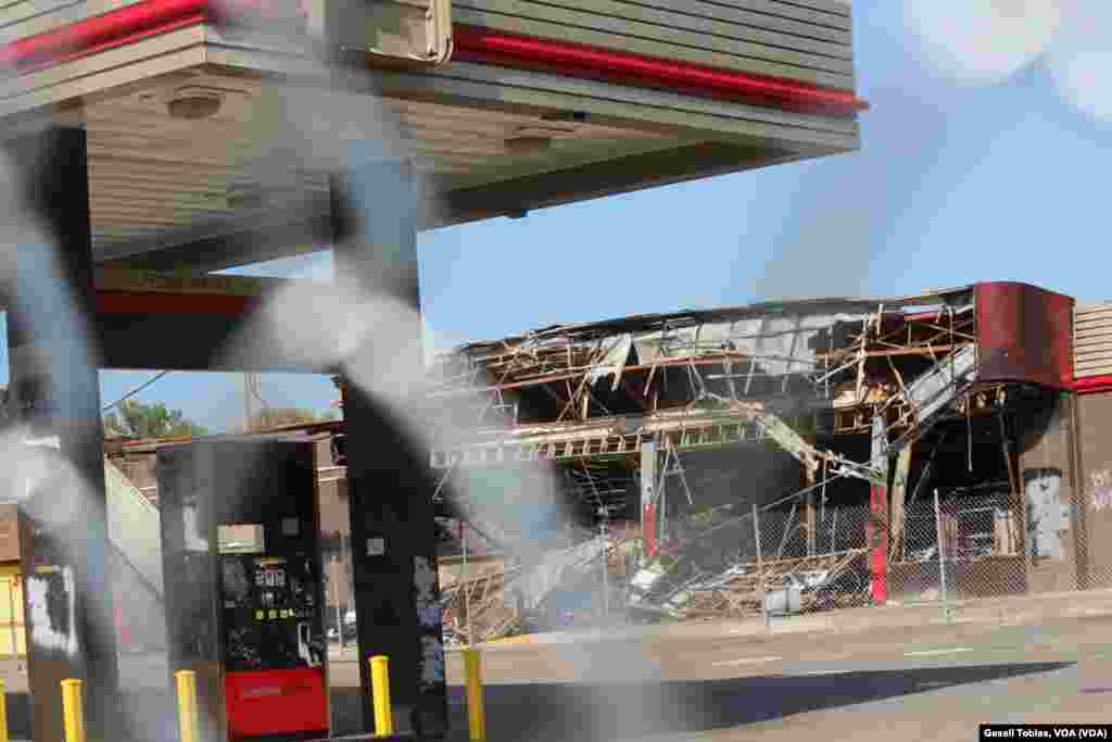 Esta gasolinera fue incendiada durante los violentos enfrentamientos entre policías y protestantes, luego de la muerte del joven afroestadounidense Michael Brown, en manos de un policía de Ferguson. [Foto: Gesell Tobias, VOA]