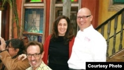 Mariela Castro y el Chef argentino de Cuba Libre Guillermo Pernot, con Malcolm Lazin de Equality Forum (sentado) y el marido de Castro, Paolo Titolo, tomando fotos a la izquierda (foto Philly.com).