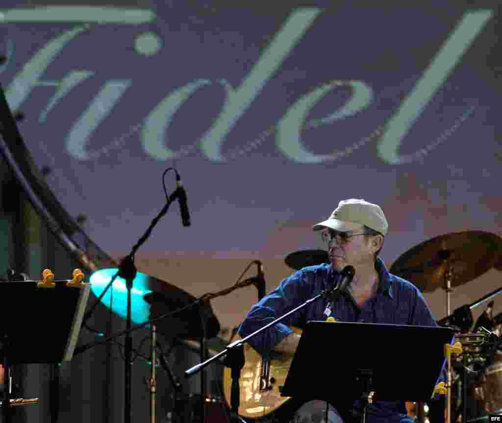  El cantautor cubano Silvio Rodríguez participa, en el concierto organizado por la Fundación Guayasamín en homenaje al 80 cumpleaños del líder cubano Fidel Castro.