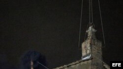 Imagen de la chimenea de cobre sobre la capilla Sixtina desde donde se puede ver la "fumata negra" en la plaza de San Pedro, en Ciudad del Vaticano.