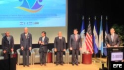 Activistas del movimiento antimaidan instalan varias obras que representan al presidente ruso, Vladimir Putin, en una exposición llamada "Crimea: Regreso al Puerto del Hogar". 