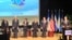 Activistas del movimiento antimaidan instalan varias obras que representan al presidente ruso, Vladimir Putin, en una exposición llamada "Crimea: Regreso al Puerto del Hogar". 