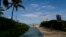 Un acceso a la playa en Miami Beach durante la alerta de huracán de este fin de semana por Dorian. 