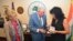 El alcalde de Miami, Tomás Regalado (c), entrega la llave dorada de la ciudad a la cantautora española Rosana (d) acompañado de la cónsul general de España en Miami, María Cristina Barrios Almazor (i). 
